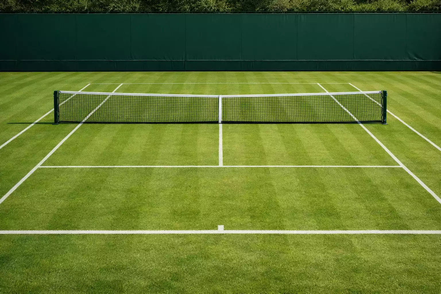 Gepflegter grüner Rasen-Tennisplatz mit weißen Linien